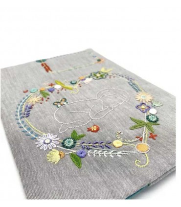 Protège Carnet De Santé DMC - Couverture Carnet De Santé Bébé à Broder (18x25cm) - Motif Feuillage Inclus Protege Carnet De Sante Bebe Personnalisé