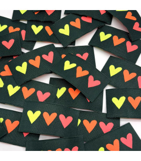 Étiquette tissée à coudre : 3 Coeurs - FLUO sur fond KAKI